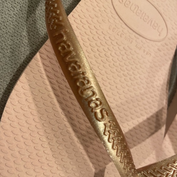Havaianas  brand new pretty rose gold flip flops - Picture 3 of 4